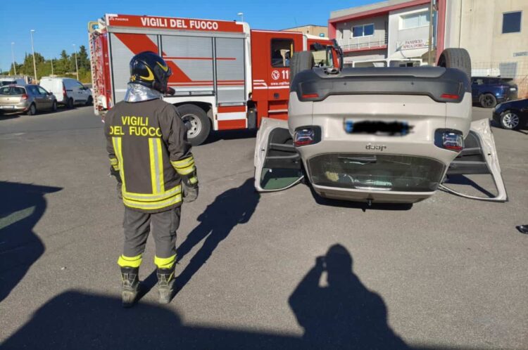 Incidente Ragusa, auto si ribalta alla zona artigianale: 2 feriti