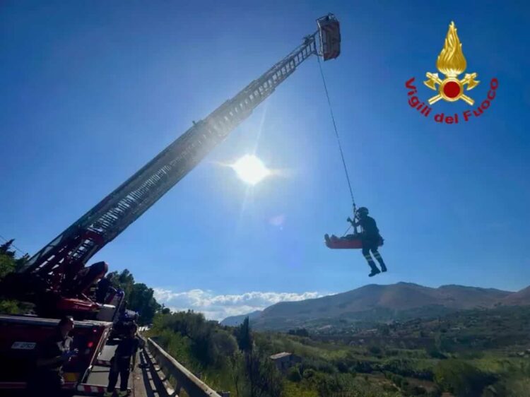 Suv precipita da un viadotto: volo di 15 metri per una coppia