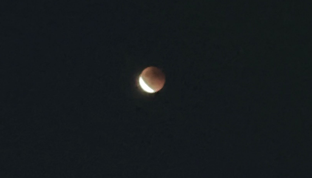 Eclissi lunare totale ancora visibile, lo spettacolo della Luna di sangue da Modica VIDEO