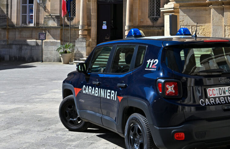 Ragusa, violenta una donna fingendo di offrirle un lavoro: in cella 58enne ragusano