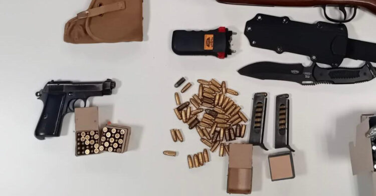 Modica, arrestato 61enne con pistola, munizioni e storditore elettrico