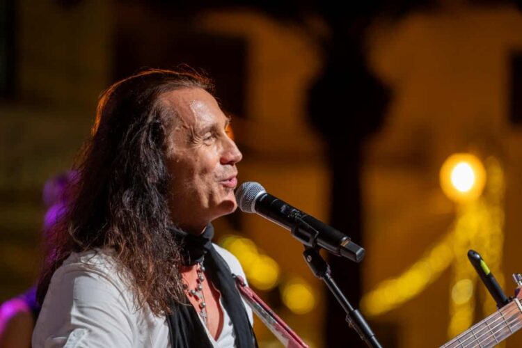 Povia incanta Pozzallo: straordinaria esibizione