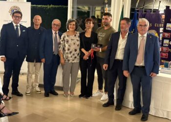 Lions Club Ragusa Host dona occhiali intelligenti a una donna con grave ipovisione