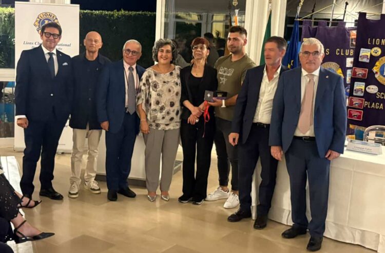Lions Club Ragusa Host dona occhiali intelligenti a una donna con grave ipovisione