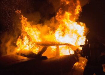 Paura nella notte ad Acate, auto a fuoco: un uomo si sente male