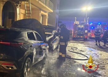 Paura a Pedalino, due auto in fiamme e coppia intrappolata in casa