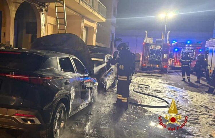 Paura a Pedalino, due auto in fiamme e coppia intrappolata in casa