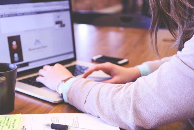 Bonus computer 2025: a chi tocca e come averlo