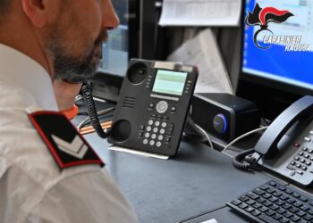 Vittoria, usa spray al peperoncino per rapinare due persone: arrestato