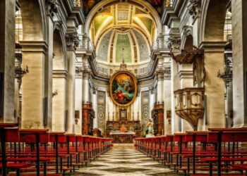 Gela, ruba la borsa a una donna intenta a pregare in chiesa: 26enne arrestato