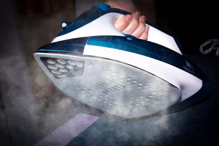 Bonus elettrodomestici 200 euro, nuovi requisiti: esclusi ferri da stiro e frullatori