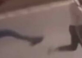 Modica Alta, lite in strada: uomo aggredisce donna. Il video virale sui social