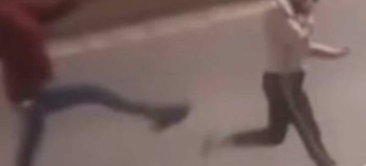 Modica Alta, lite in strada: uomo aggredisce donna. Il video virale sui social