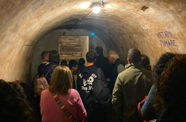 Ragusa, lunga coda per vedere il rifugio antiaereo