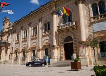 Scicli, minorenne trovato con hashish e ingenti somme di denaro: denunciato