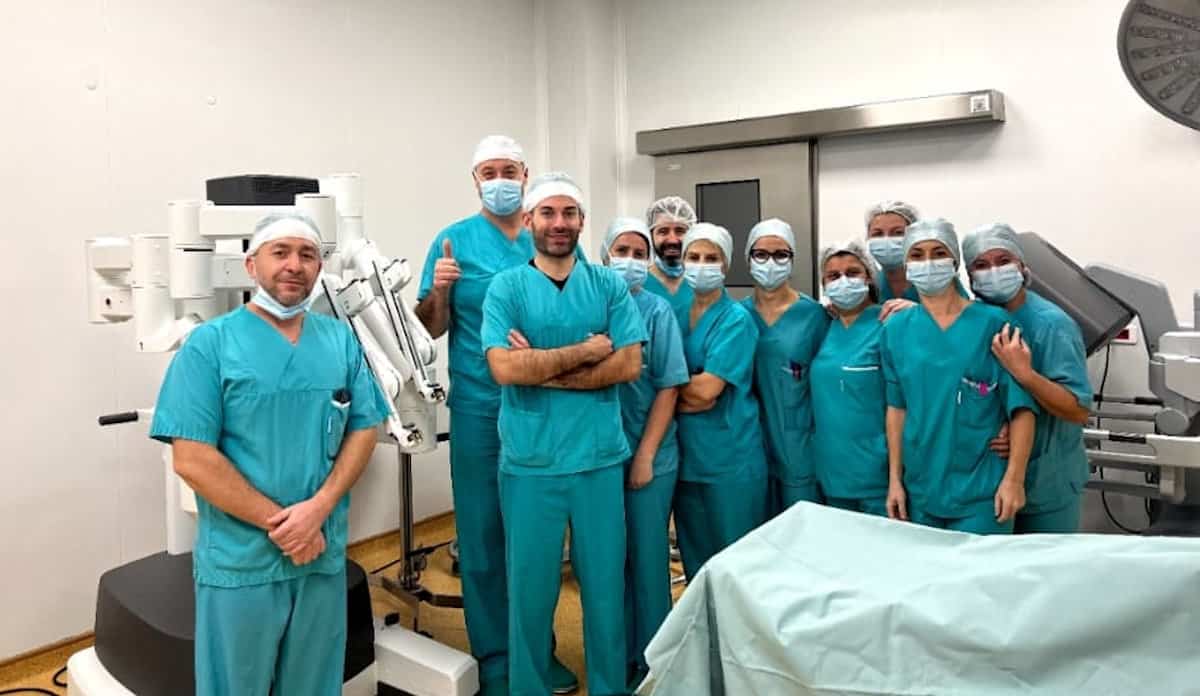 L’urologo siciliano Angelo Territo ha coordinato l’equipe del primo trapianto renale robotico in Romania
