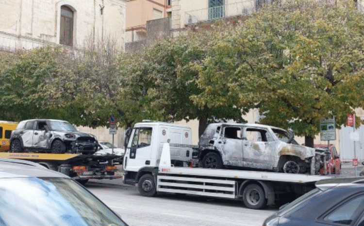 Modica, auto GdF date alle fiamme: attacco senza precedenti e da condannare