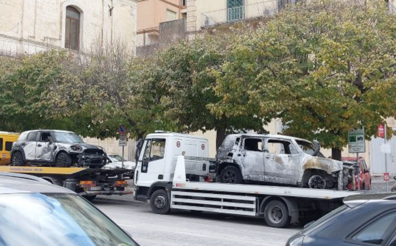 Modica, auto GdF date alle fiamme: attacco senza precedenti e da condannare