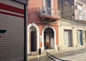 Fuoco oggi in un garage a Vittoria