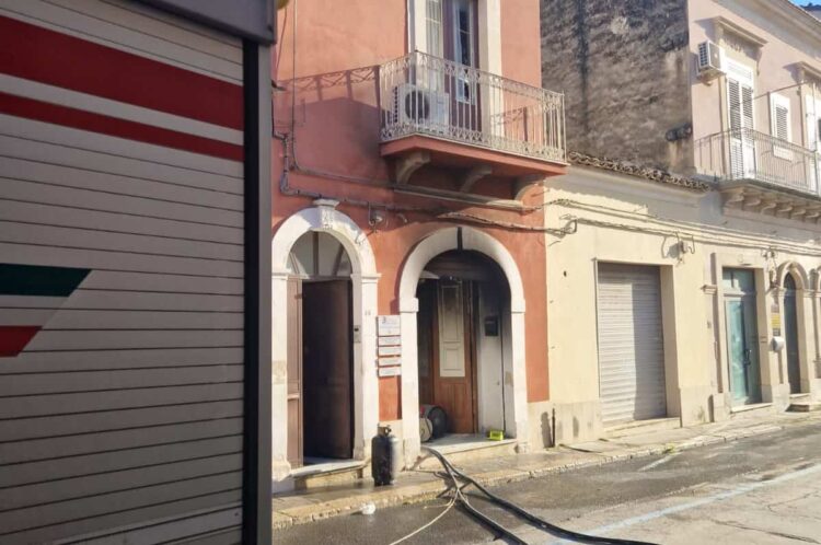 Fuoco oggi in un garage a Vittoria