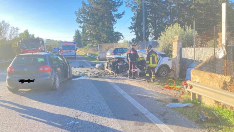 Incidente sulla Vittoria Acate, due feriti: uno sbalzato fuori dall'auto