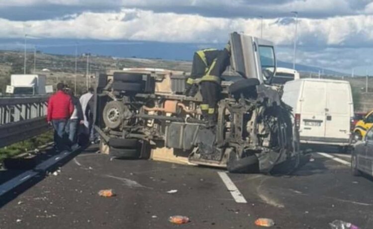 Incidente sulla Catania-Siracusa: scontro tra due camion