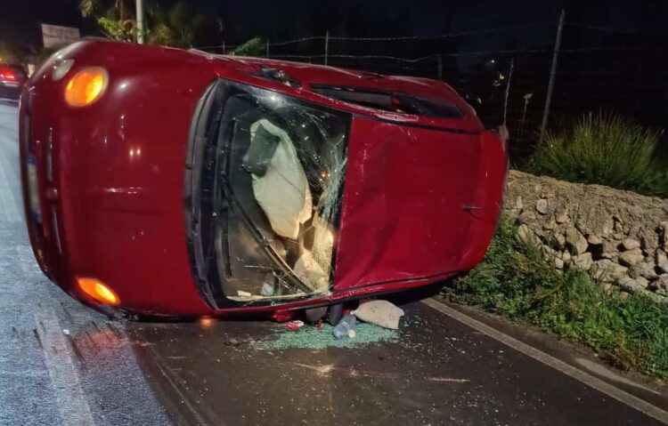 Incidente Vittoria, ragazza al volante di una Fiat 500 sbanda e si ribalta