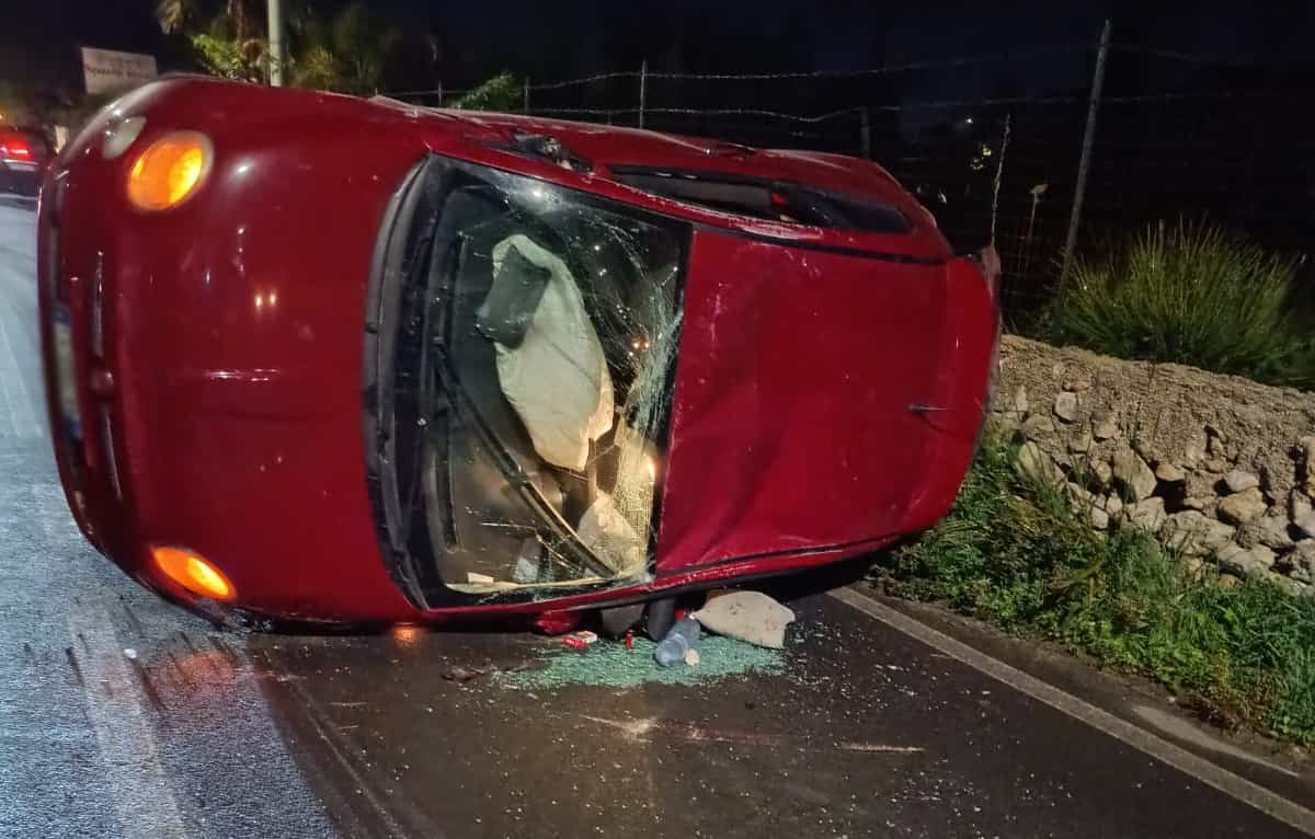 Incidente Vittoria, ragazza al volante di una Fiat 500 sbanda e si ribalta
