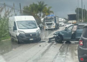 Incidente sulla Vittoria Scoglitti, scontro tra auto e furgone: 2 feriti