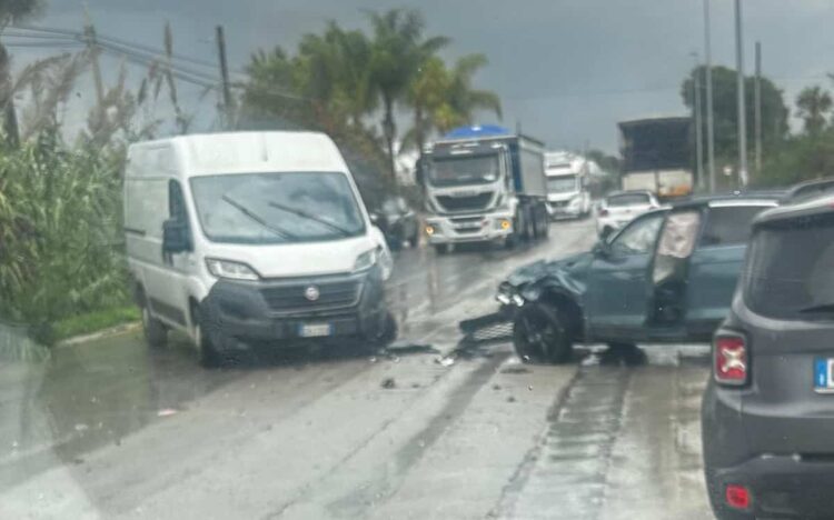 Incidente sulla Vittoria Scoglitti, scontro tra auto e furgone: 2 feriti
