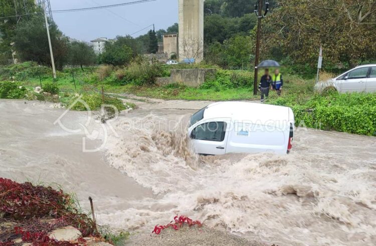 Maltempo Modica, furgone travolto e incastrato nel torrente Fiumara