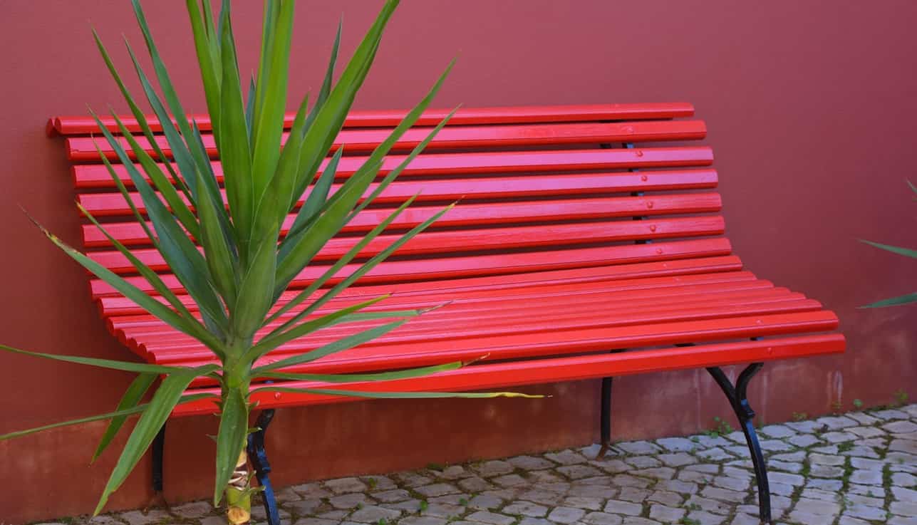 Ragusa: il 28 novembre si inaugura una panchina rossa dedicata ad Alice, Maria e Pamela