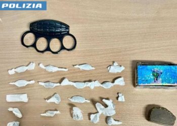 Vittoria, trovato con hashish e tirapugni: denunciato 15enne