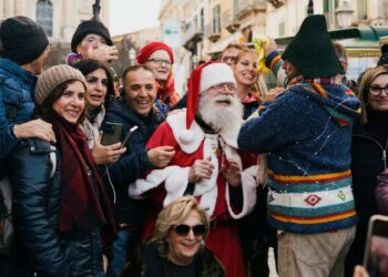 Magia del Natale a Ibla, la città antica di Ragusa diventa un palcoscenico incantato