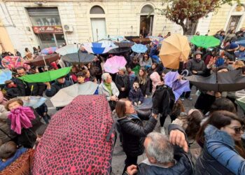 Santa Lucia a Comiso, lancio delle noccioline processione