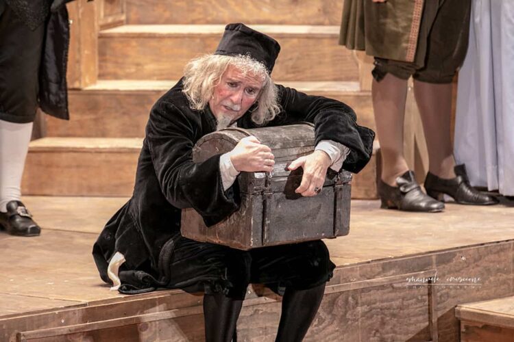 Ragusa, l'istrionico Enrico Guarneri applaudito