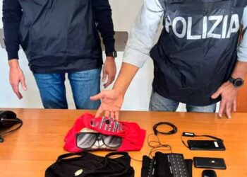 Microcamera e auricolari nascosti per passare esame di guida, scoperto e denunciato