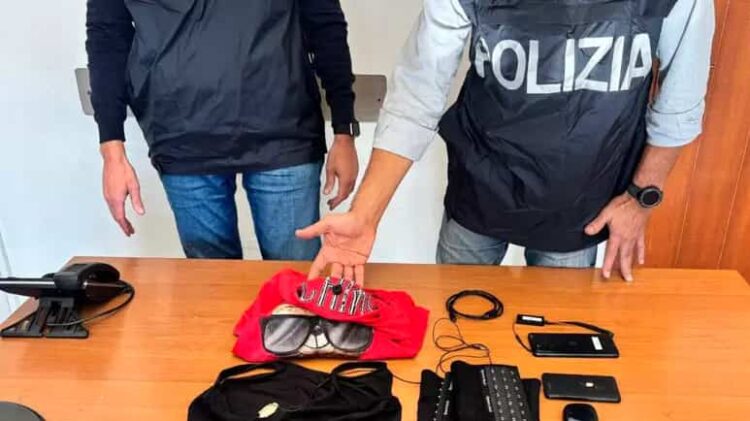 Microcamera e auricolari nascosti per passare esame di guida, scoperto e denunciato