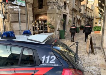 Modica, trova i ladri in casa e viene aggredito: indagato ai domiciliari