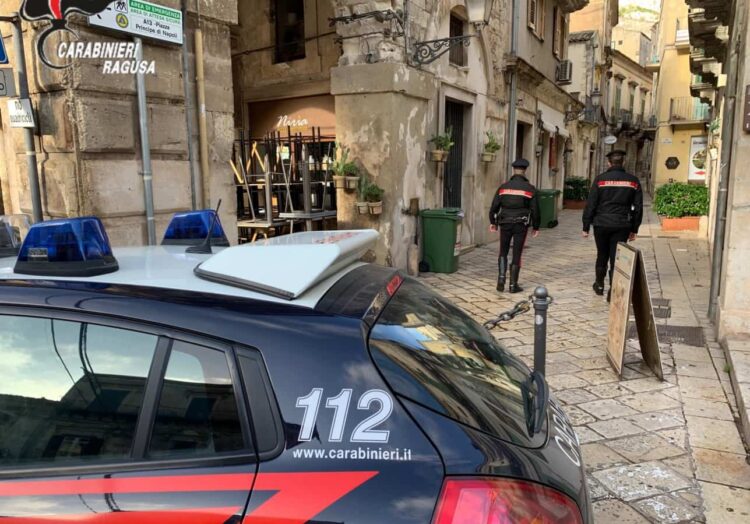 Modica, trova i ladri in casa e viene aggredito: indagato ai domiciliari