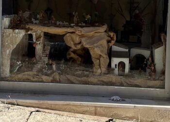 Vandali del Natale a Comiso: tagliate le luci natalizie di un negozio