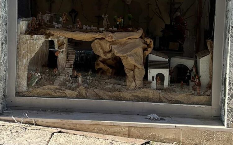 Vandali del Natale a Comiso: tagliate le luci natalizie di un negozio