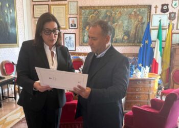 Modica, autista AST salva una ragazza: eroe ricevuto dal sindaco