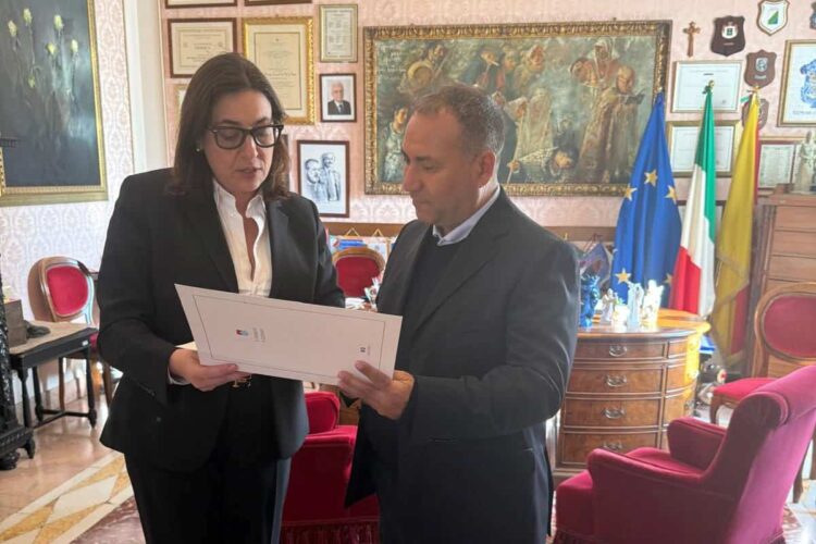 Modica, autista AST salva una ragazza: eroe ricevuto dal sindaco