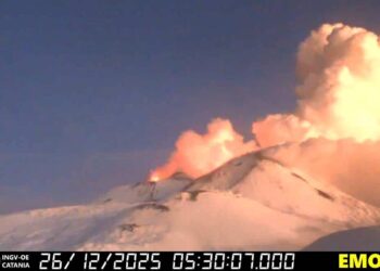 Catania, attività stromboliana dal cratere Nord-Est dell'Etna