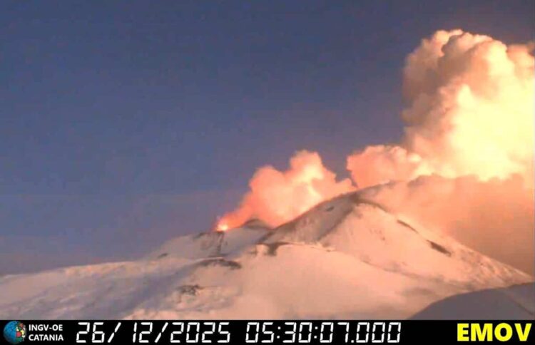 Catania, attività stromboliana dal cratere Nord-Est dell'Etna