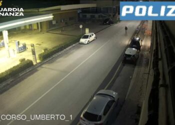 Ragusa: incendia 3 auto della GdiF di Modica e tenta la fuga: fermato un 53enne