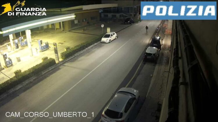 Ragusa: incendia 3 auto della GdiF di Modica e tenta la fuga: fermato un 53enne