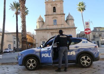 Vittoria, 15enne minaccia con un coltello il padre pretendendo la consegna di denaro, arrestato