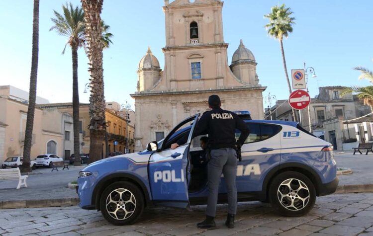 Vittoria, 15enne minaccia con un coltello il padre pretendendo la consegna di denaro, arrestato